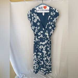 Gap midi blue and white floral wrap dress; Size 6